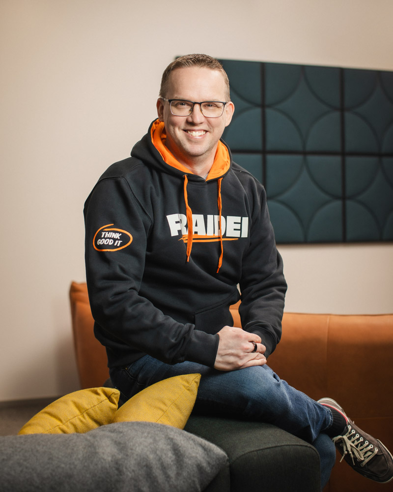 https://145587145.fs1.hubspotusercontent-eu1.net/hubfs/145587145/Henkil%C3%B6kuvat/JarvinenJoni_EN0A3245_StudioLindell.jpg