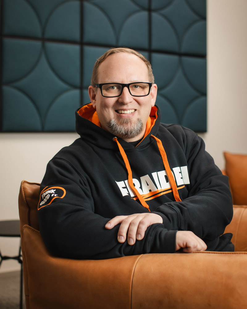 https://145587145.fs1.hubspotusercontent-eu1.net/hubfs/145587145/Henkil%C3%B6kuvat/KarjalainenSampsa_EN0A4345_StudioLindell.jpg