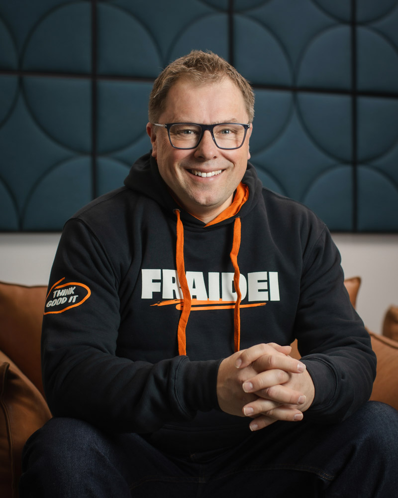 https://145587145.fs1.hubspotusercontent-eu1.net/hubfs/145587145/Henkil%C3%B6kuvat/VaaraJyrki_EN0A4242_StudioLindell.jpg